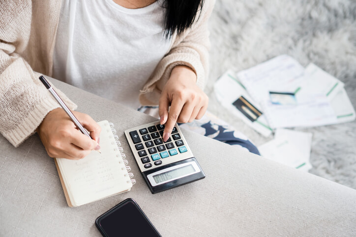 quickbooks corporate training grads calculating her budget